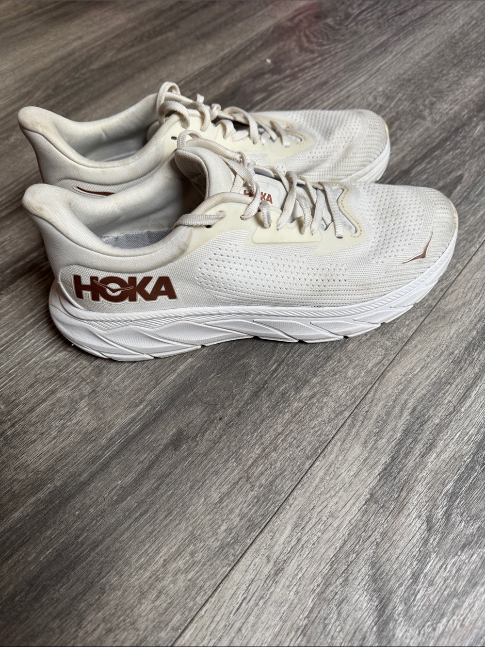 Hoka Arahi 7 Cream/White Running Shoes with Brown Logo